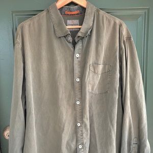 Tommy Bahama Shirts - Tommy Bahama lightweight tencel blend button down Tommy Bahama Shirts - Tommy Bahama lightweight tencel blend button down
